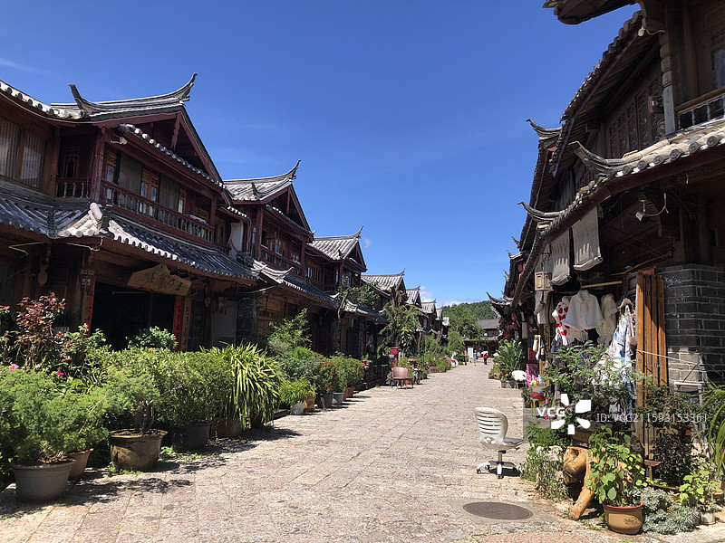 云南丽江古城白天的建筑和景色图片素材