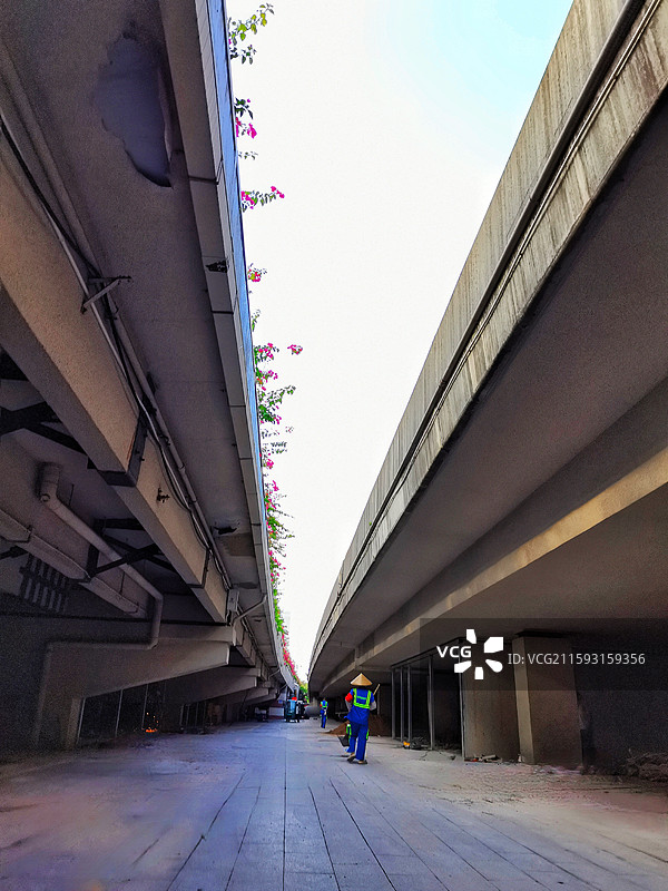 桥底保洁员图片素材