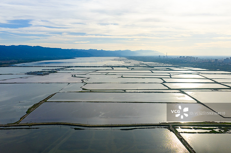 航拍山西运城盐湖风光（运城盐湖是世界三大硫酸钠型内陆盐湖之一）图片素材