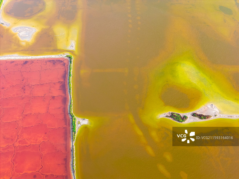 航拍五彩斑斓的山西运城盐湖风光（运城盐湖是世界三大硫酸钠型内陆盐湖之一）图片素材