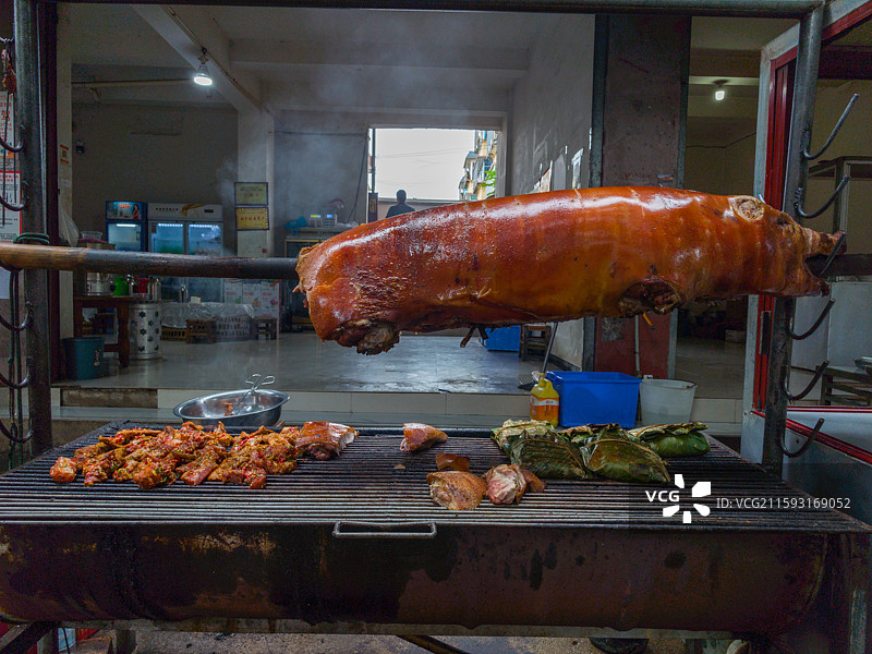 云南省德宏州陇川县火烧猪美食图片素材