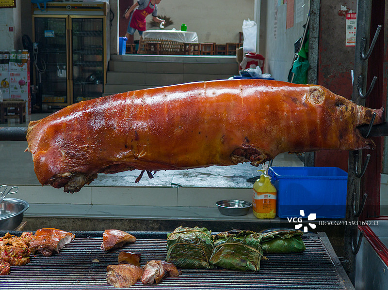云南省德宏州陇川县火烧猪美食图片素材