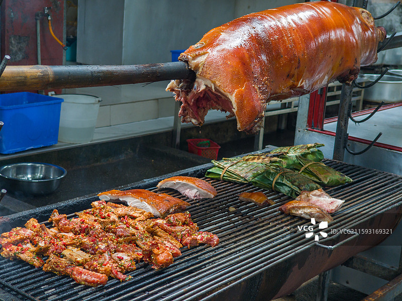 云南省德宏州陇川县火烧猪美食图片素材