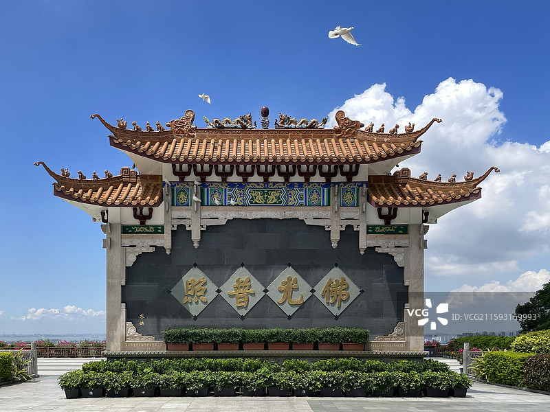 深圳宝安区凤凰山上的寺庙牌坊-佛光普照图片素材
