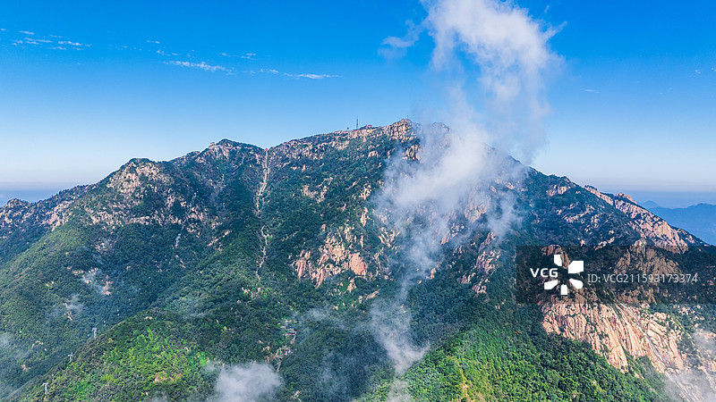 2025年9月23日一场秋雨刚歇，泰山便裹进了流动的云絮里。云雾从山谷间漫出，去玉皇顶看云漫过天际，图片素材