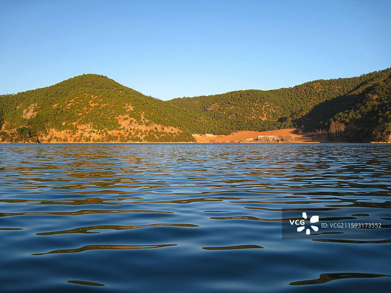 四川云南泸沽湖清晨的景色图片素材