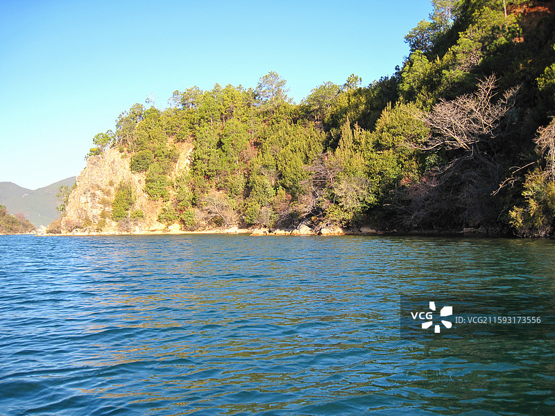 四川云南泸沽湖清晨的景色图片素材