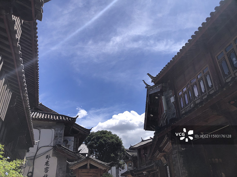 云南丽江古城白天的建筑和景色图片素材