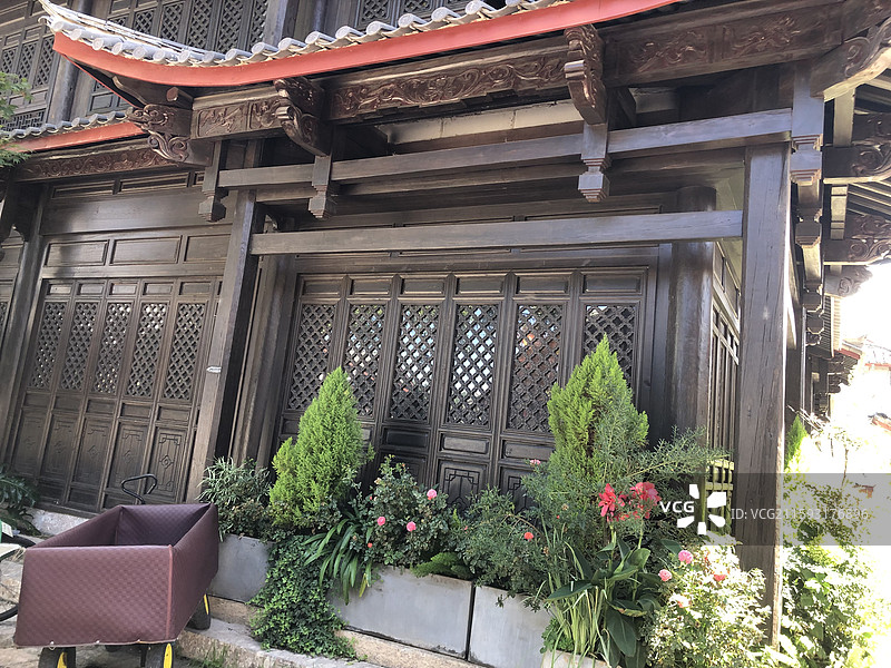 云南丽江古城白天的建筑和景色图片素材