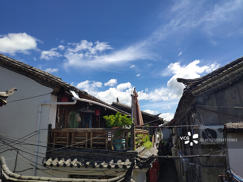 云南丽江古城白天的建筑和景色图片素材