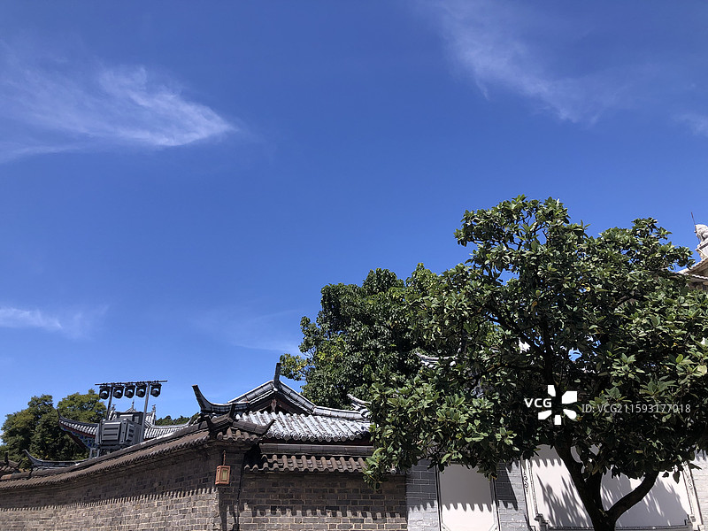 云南丽江古城白天的建筑和景色图片素材