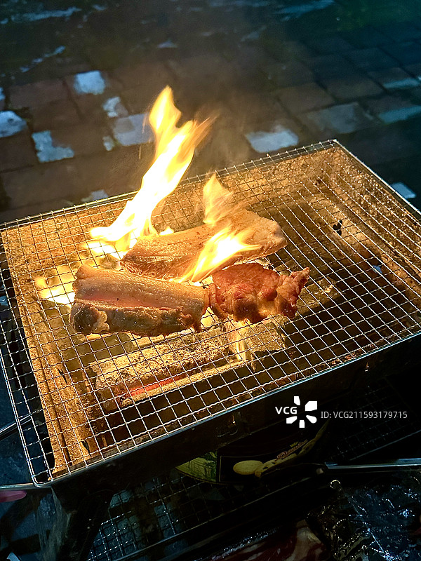 烧烤架上的肉高角度视图图片素材