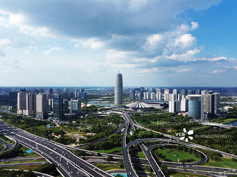 夏日午后郑州 CBD 城市交通与建筑图片素材