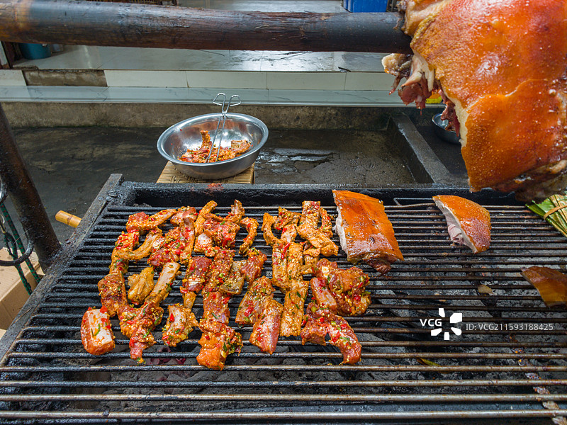 云南省德宏州陇川县火烧猪美食图片素材