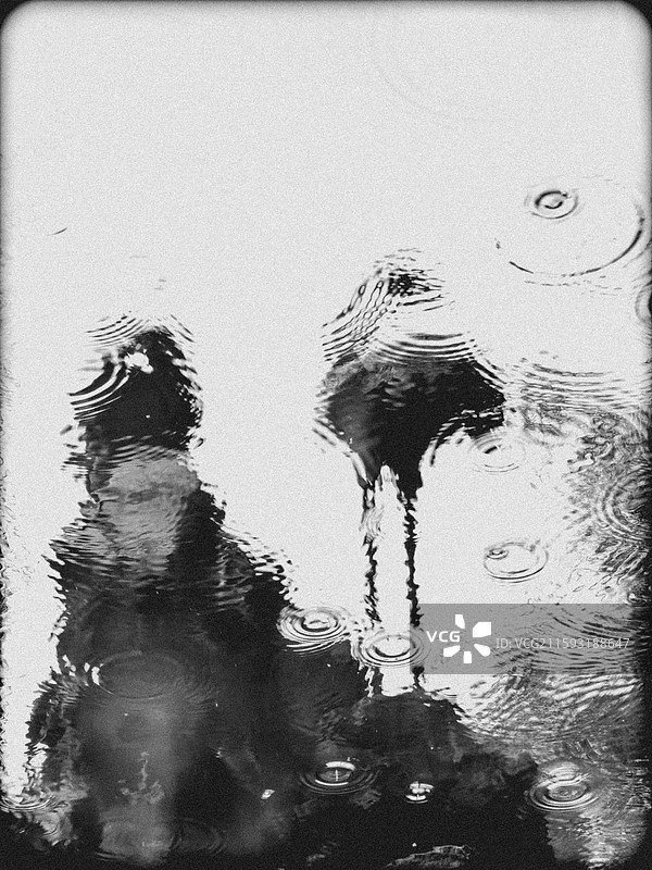 涟漪与倒影的黑白诗图片素材