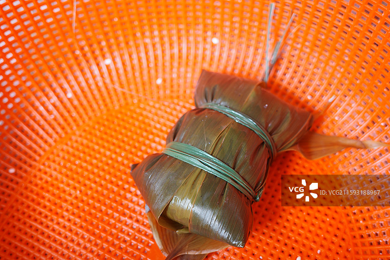 外婆家包粽子，民间手艺人图片素材