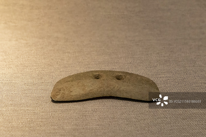山东省济南市章丘区博物馆“章丘历史文物展”：双孔石刀（岳石文化，马安遗址出土）图片素材