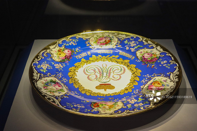 中国国家博物馆展出的俄罗斯文物公元1866年贺寿礼盘（敬献给亚历山大二世皇帝）图片素材