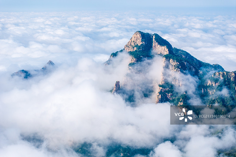 2025年9月23日一场秋雨刚歇，泰山便裹进了流动的云絮里。云雾从山谷间漫出，去玉皇顶看云漫过天际，图片素材