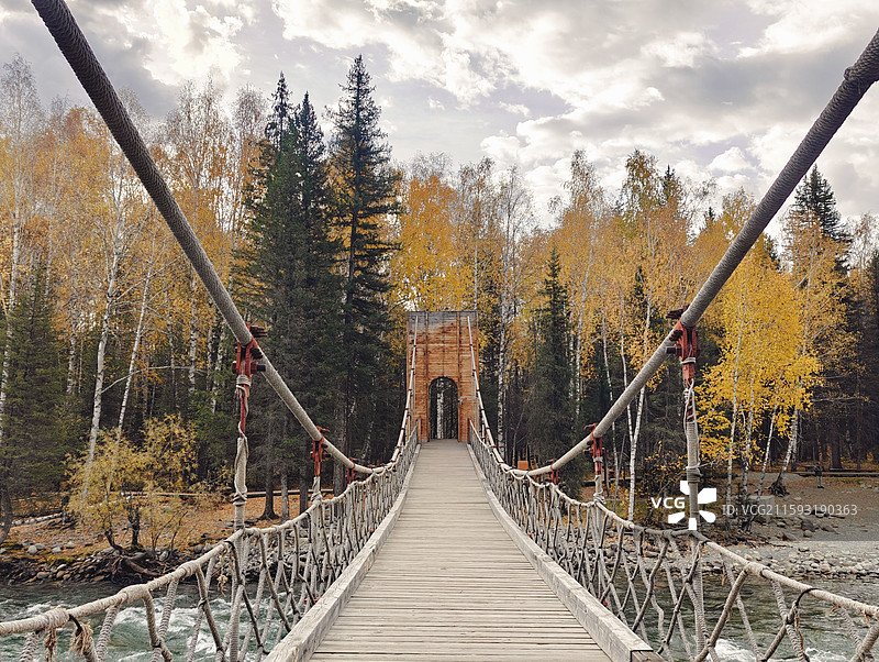 新疆阿勒泰禾木的援疆桥秋景图片素材