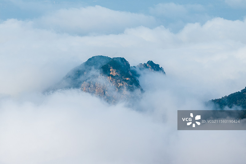 2025年9月23日一场秋雨刚歇，泰山便裹进了流动的云絮里。云雾从山谷间漫出，去玉皇顶看云漫过天际，图片素材