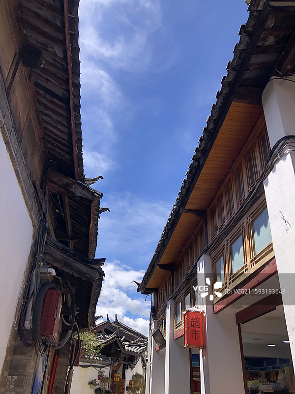 云南丽江古城白天的建筑和景色图片素材