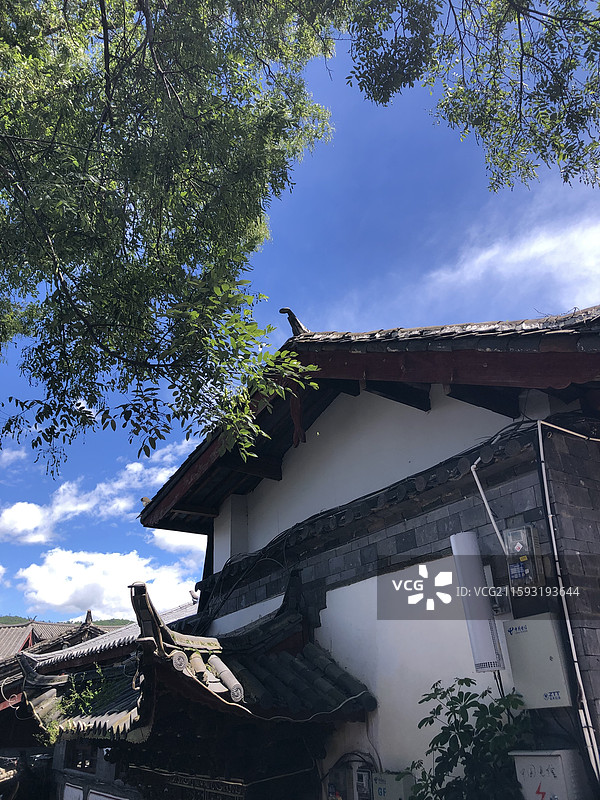云南丽江古城白天的建筑和景色图片素材