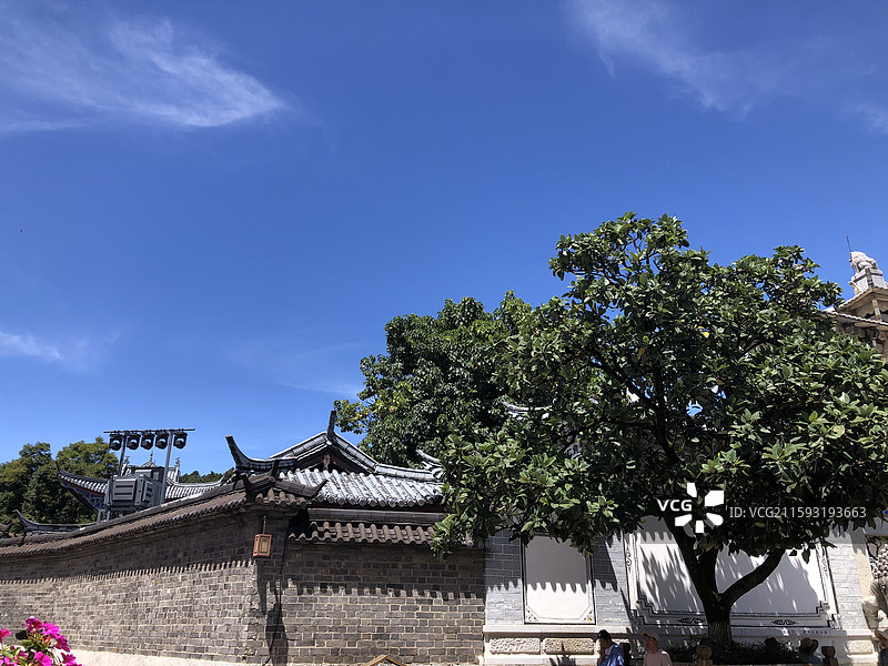 云南丽江古城白天的建筑和景色图片素材