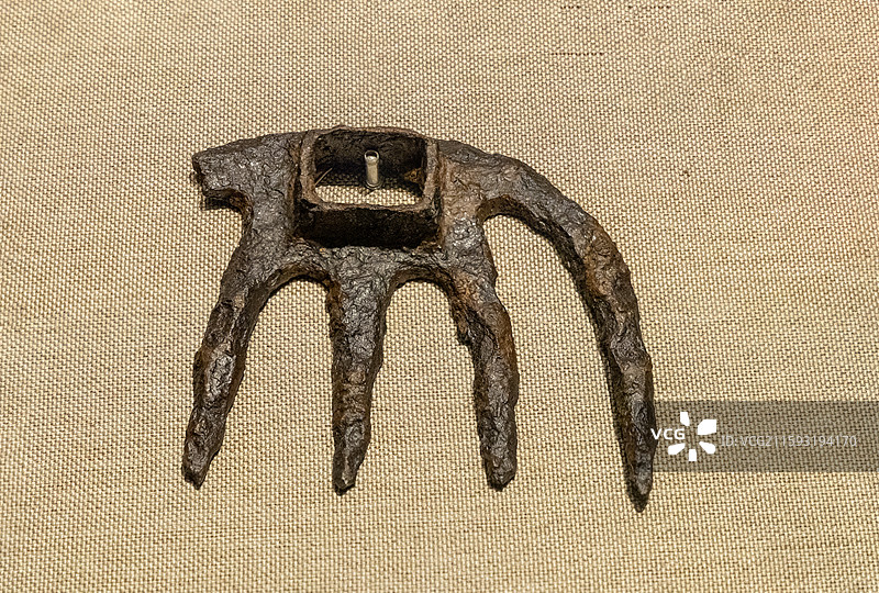 山东省济南市章丘区博物馆“章丘历史文物展”：五齿铁钩（汉，东平陵城出土）图片素材