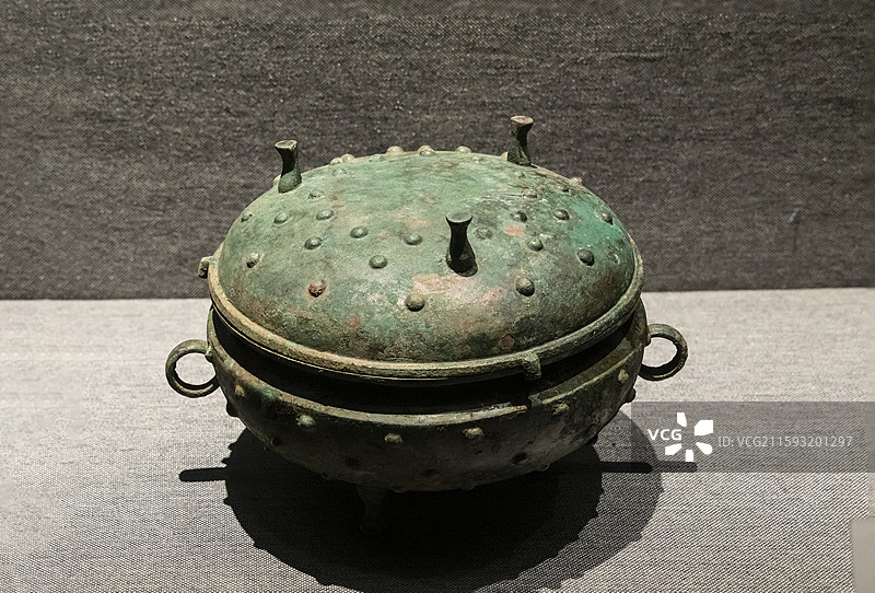 山东省济南市章丘区博物馆：青铜敦（战国，马安遗址出土；敦，盛食器和礼器，流行于春秋战国时期）图片素材