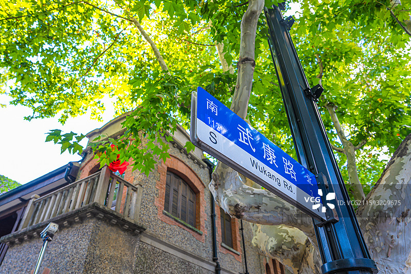 夏天绿色梧桐树下的武康路 优秀历史建筑 老洋房 衡复风貌区图片素材