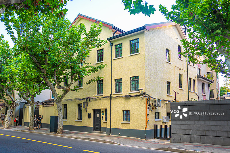 夏天绿色梧桐树下别墅老洋房  上海街景 海派风情 衡复风貌区图片素材