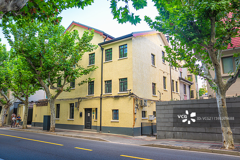 夏天绿色梧桐树下别墅老洋房  上海街景 海派风情 衡复风貌区图片素材