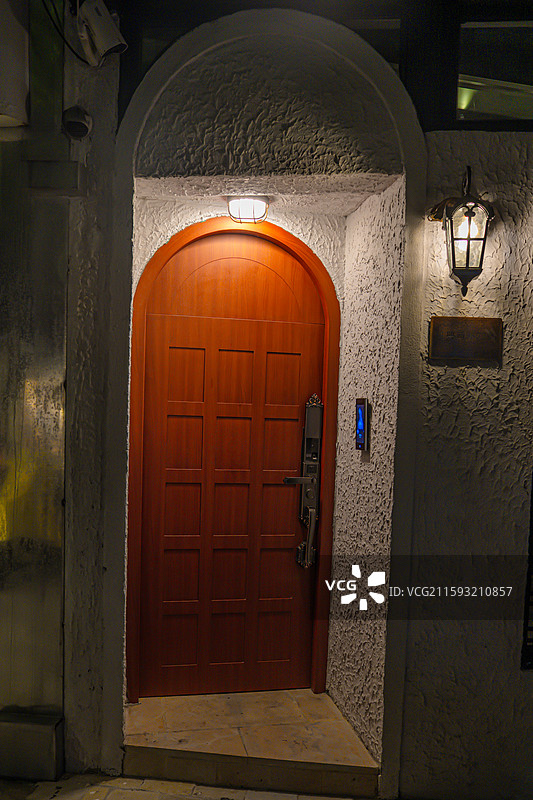 上海老洋房木门和复古照明灯 海派风情 衡复风貌区图片素材