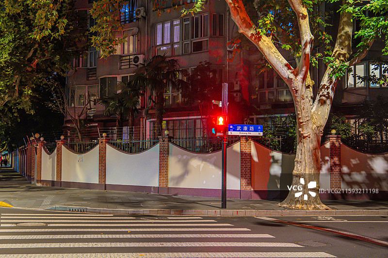 盛夏的上海梧桐树马路夜景 武康路街景 优秀历史建筑 老洋房 衡复风貌区图片素材