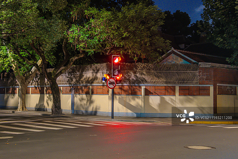 盛夏的上海梧桐树马路夜景 武康路街景 优秀历史建筑 老洋房 衡复风貌区图片素材