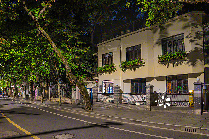 盛夏的上海梧桐树马路夜景 武康路街景 优秀历史建筑 老洋房 衡复风貌区图片素材