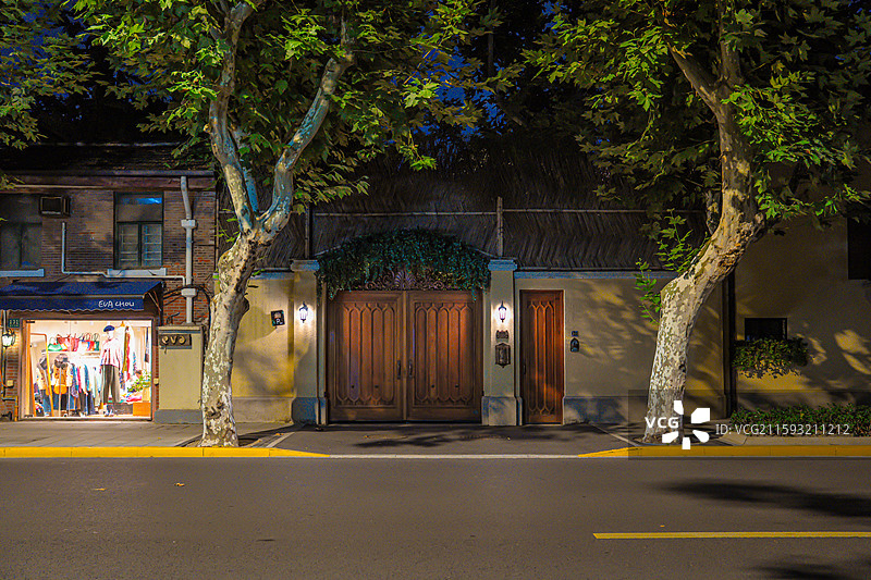 盛夏的上海梧桐树马路夜景 复兴中路 优秀历史建筑 老洋房 衡复风貌区图片素材
