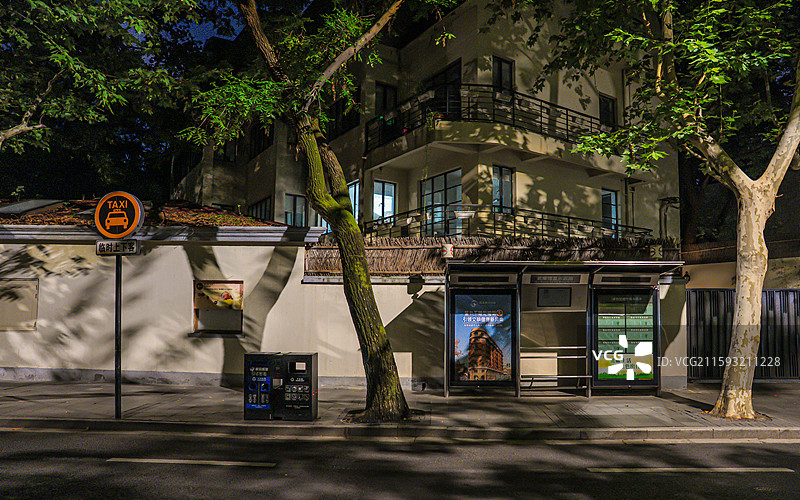 盛夏的上海梧桐树马路夜景 武康路街景 优秀历史建筑 老洋房 衡复风貌区图片素材
