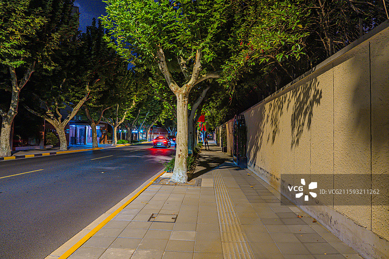 盛夏的上海梧桐树马路夜景 复兴中路 优秀历史建筑 老洋房 衡复风貌区图片素材