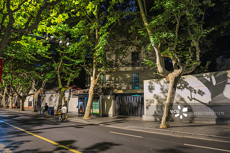 盛夏的上海梧桐树马路夜景 武康路街景 优秀历史建筑 老洋房 衡复风貌区图片素材