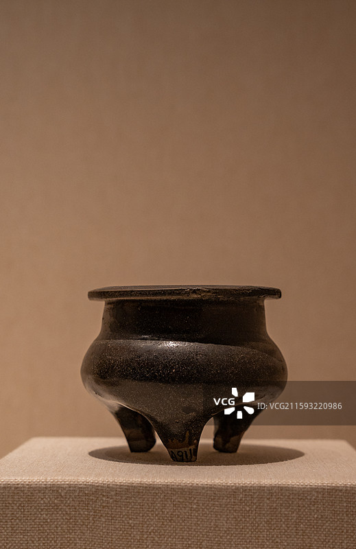 深圳博物馆展示的南宋时期文物黑釉三足鬲炉图片素材