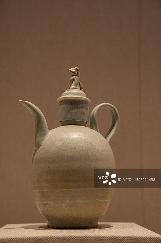 深圳博物馆展示的北宋时期文物景德镇窑青白釉狮钮盖注子图片素材