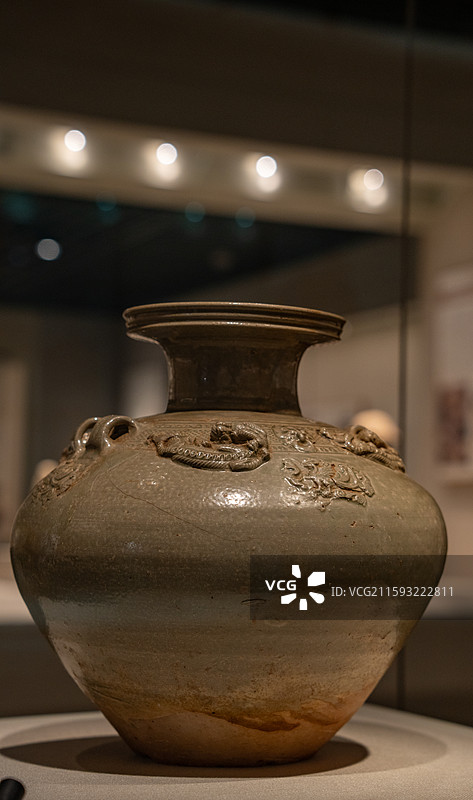 深圳博物馆展示的西晋时期文物青釉贴塑龙凤纹盘口壶图片素材