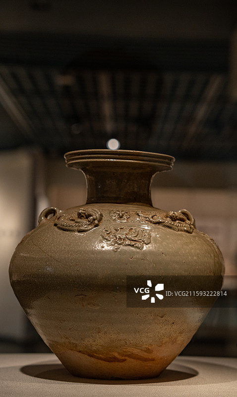 深圳博物馆展示的西晋时期文物青釉贴塑龙凤纹盘口壶图片素材