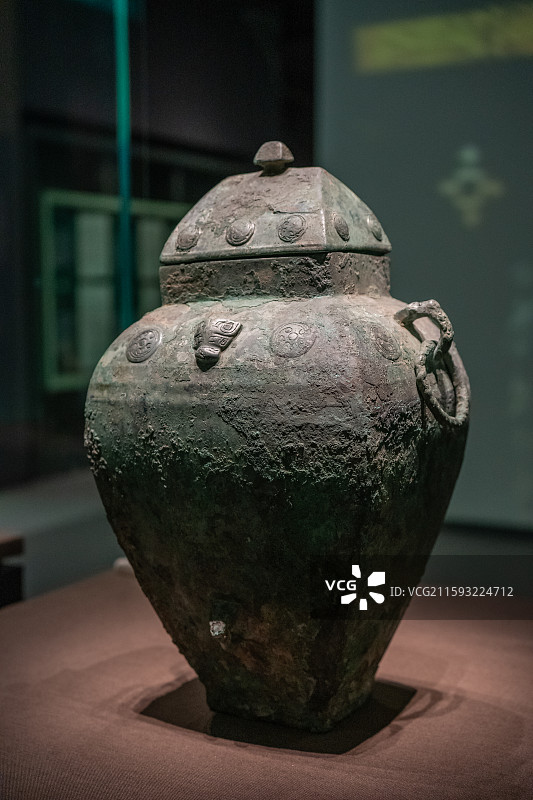安阳博物馆殷墟商代圆涡纹带盖青铜方罍图片素材