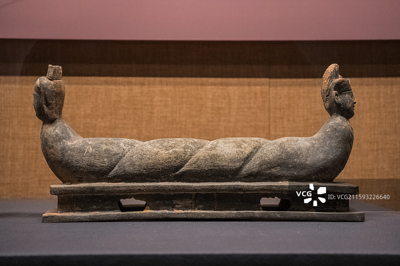 四川成都广都博物馆五代十国双首蛇身黑陶俑图片素材