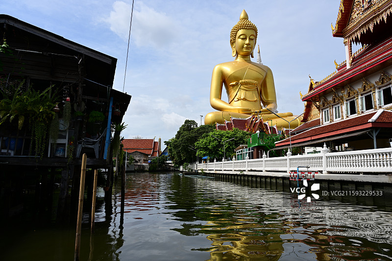 曼谷，水门寺，大佛下的众生图片素材