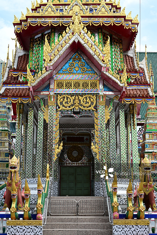 曼谷，水门寺，大佛下的众生图片素材