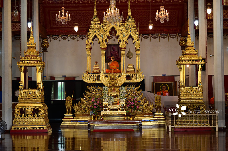 曼谷，水门寺，大佛下的众生图片素材